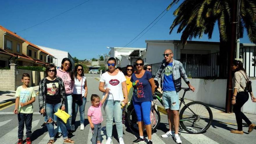 Movilización de familias de alumnos del colegio Rosalía de Castro de Carril. // Iñaki Abella