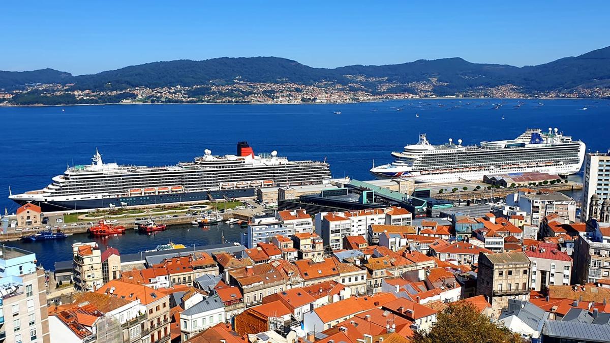 El ' Queen Victoria&quot; y el 'Ventura&quot;, atracados en la muelle de trasatlánticos de Vigo