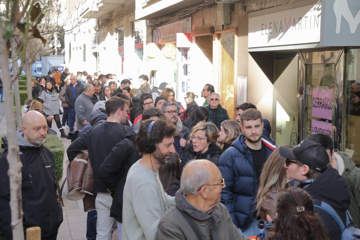 Colas a la puerta de la inmobiliaria, esta mañana.