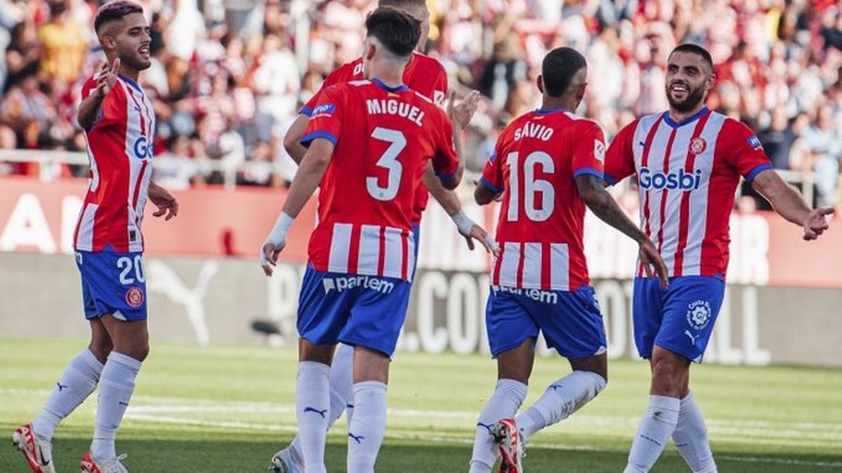 Los jugadores del Girona celebran uno de los goles.