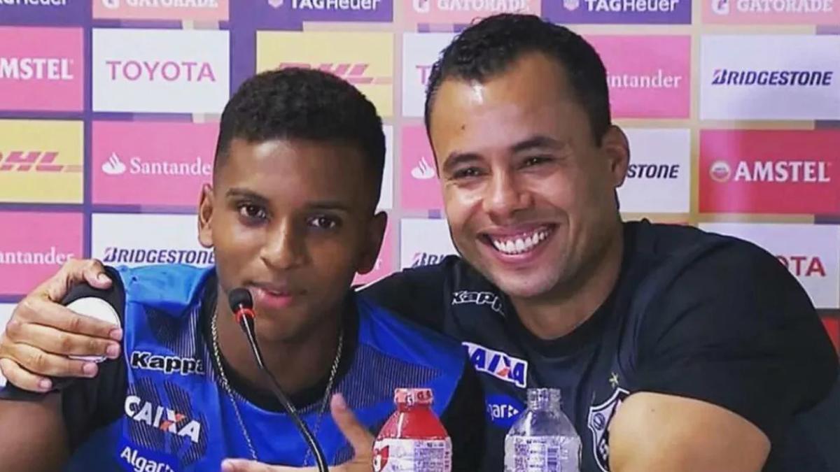 Jair Ventura y Rodrygo, durante la etapa del jugador del Real Madrid en el Santos de Brasil.