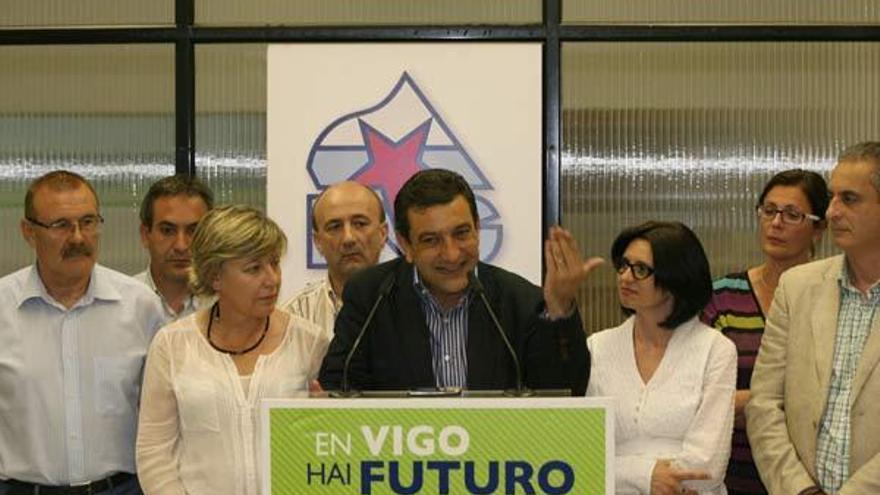 Domínguez, junto a otros miembros de su lista, durante su intervención en la sede del BNG.  // J. De Arcos