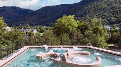 El pueblo francés de cuento que acoge el único baño turco natural de Europa: relax en medio de la naturaleza