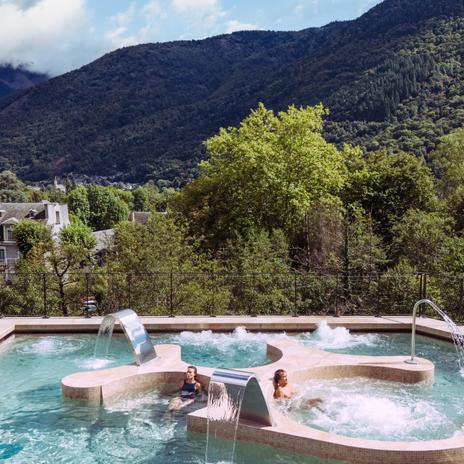 El pueblo francés de cuento que acoge el único baño turco natural de Europa: relax en medio de la naturaleza