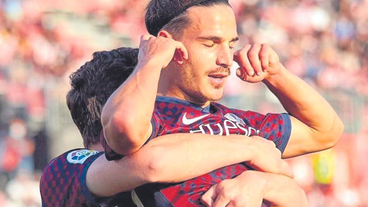 Seoane celebra el segundo tanto del Huesca en Girona.