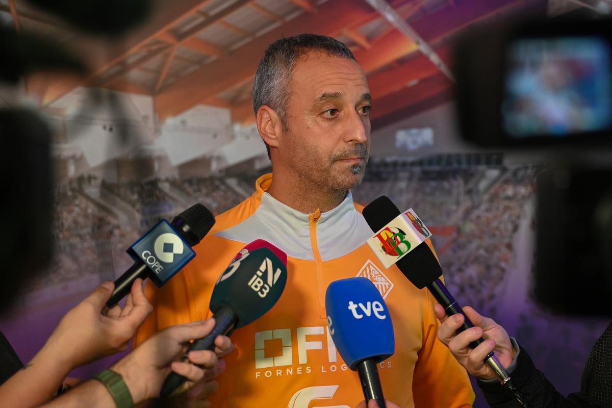 Antonio Vadillo atiende a los medios de comunicación.