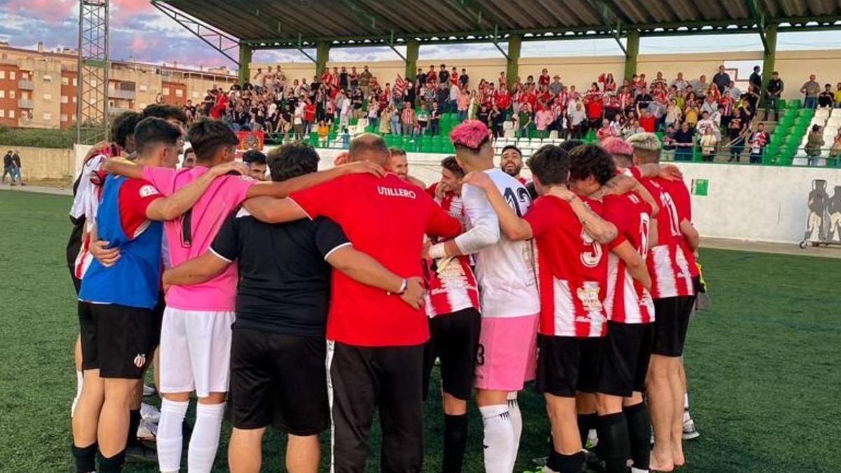 Jugadores del Azuaga haciendo piña en uno de los partidos decisivos de la temporada en liga regular.