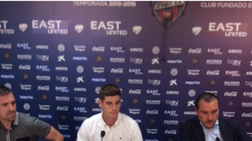 Raúl Fernández en su presentación