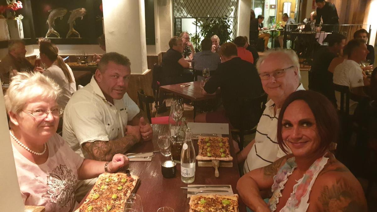 Caro und Andreas Robens mit Caros Eltern auf einer Aufnahme aus dem Jahr 2019.