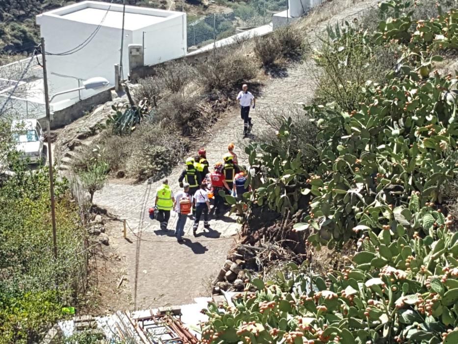 Un coche cae por un desnivel en Gáldar