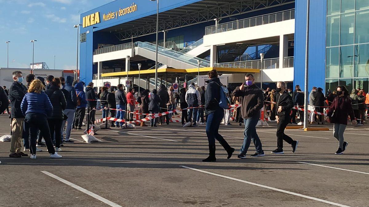 Colas en Ikea Alfafar pese a que los contagios están disparados en toda Valencia