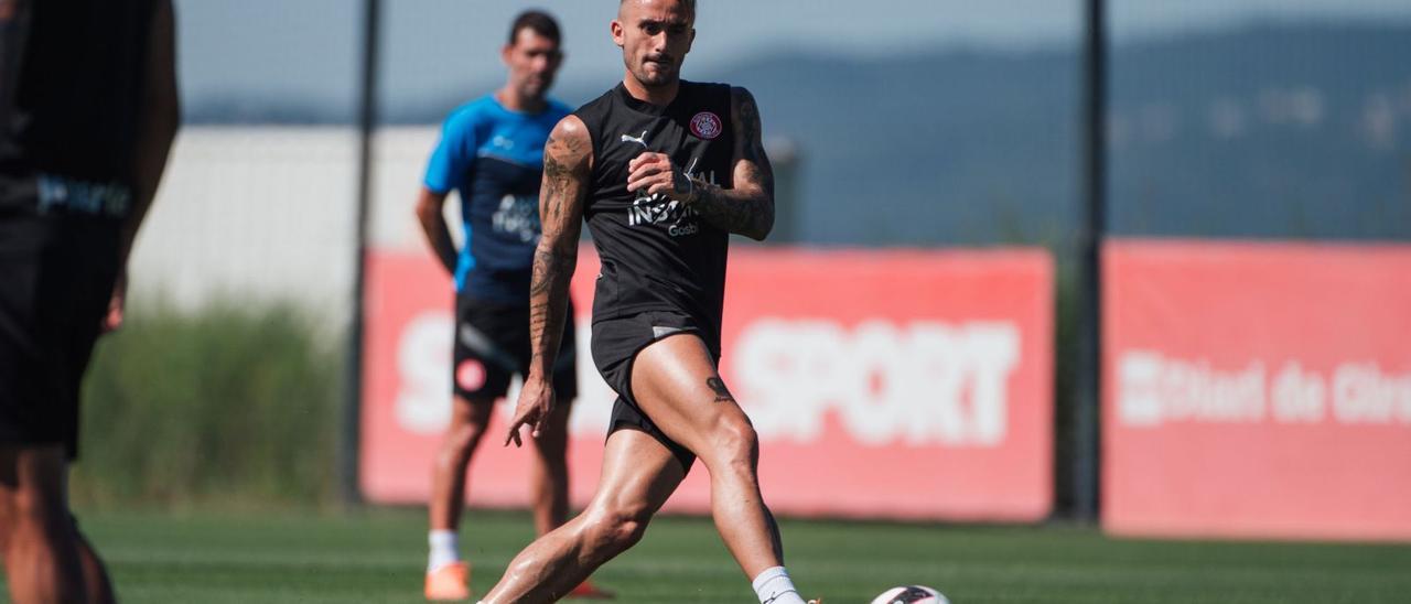 Aleix Garcia, ahir durant 
l’entrenament a la Vinya. |  NURI MARGUÍ/GIRONA FC