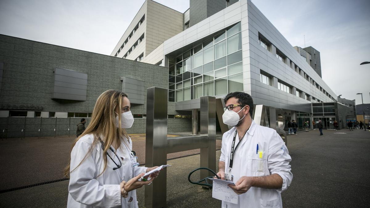 Dos médicos de Extremadura y La Rioja luchan contra el covid en el hospital de Mieres