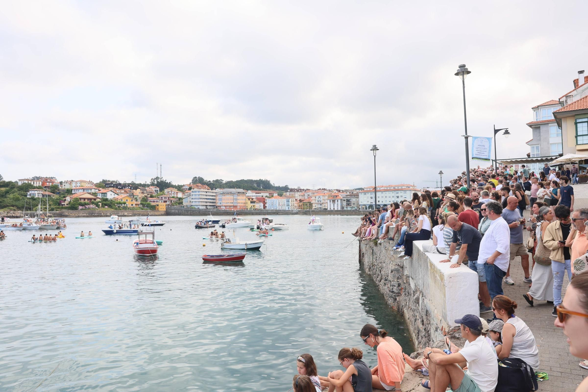 EN IMÁGENES: La multitudinaria cita de la cucaña en el Carmen de Luanco