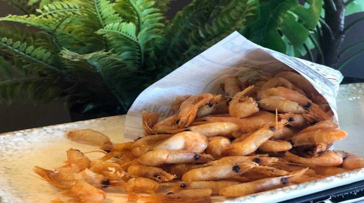 Producto del mar y frituras de bahía. Cocina mediterránea reconocible, pensada para compartir.