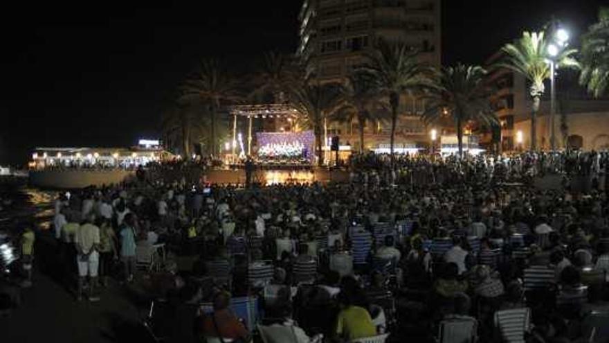 Presentación ayer de las habaneras en la playa.