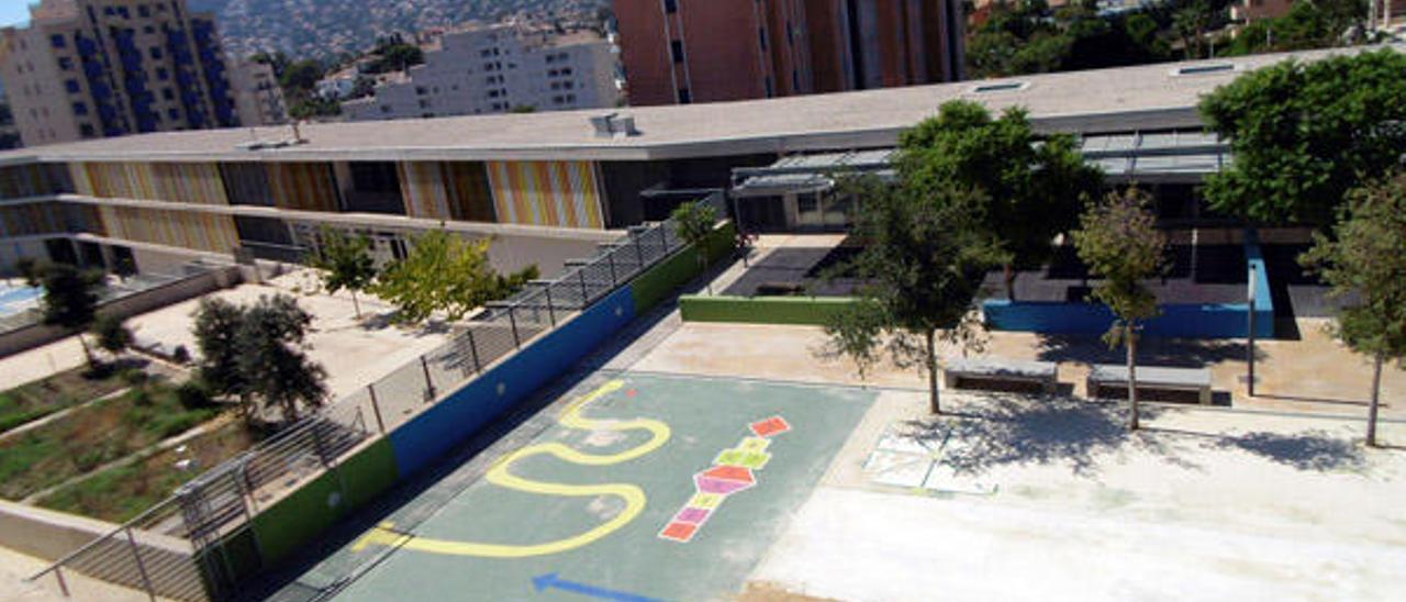 Un colegio de Calp prohíbe cambiar cromos y jugar a la peonza en el patio