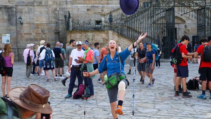 Una peregrina lesionada
en la rodilla celebra
con júbilo su llegado al Obradoiro.
| Xoán Álvarez |