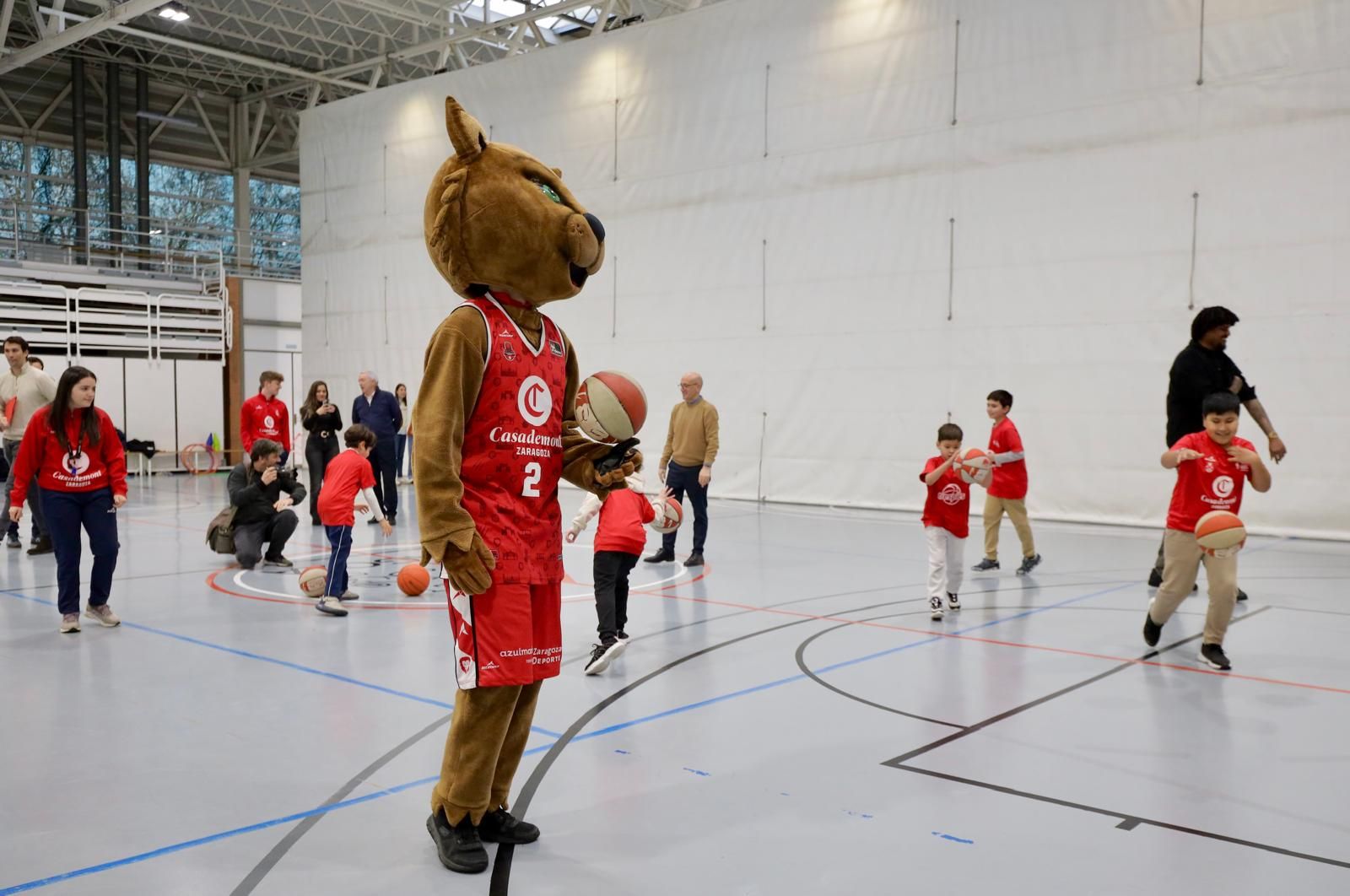 En imágenes | Visita del Casademont Zaragoza al Colegio Tenerías