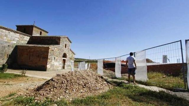 Vallas de obras y preparativos en los alrededores de San Pedro de la Nave para iniciar la actuación.