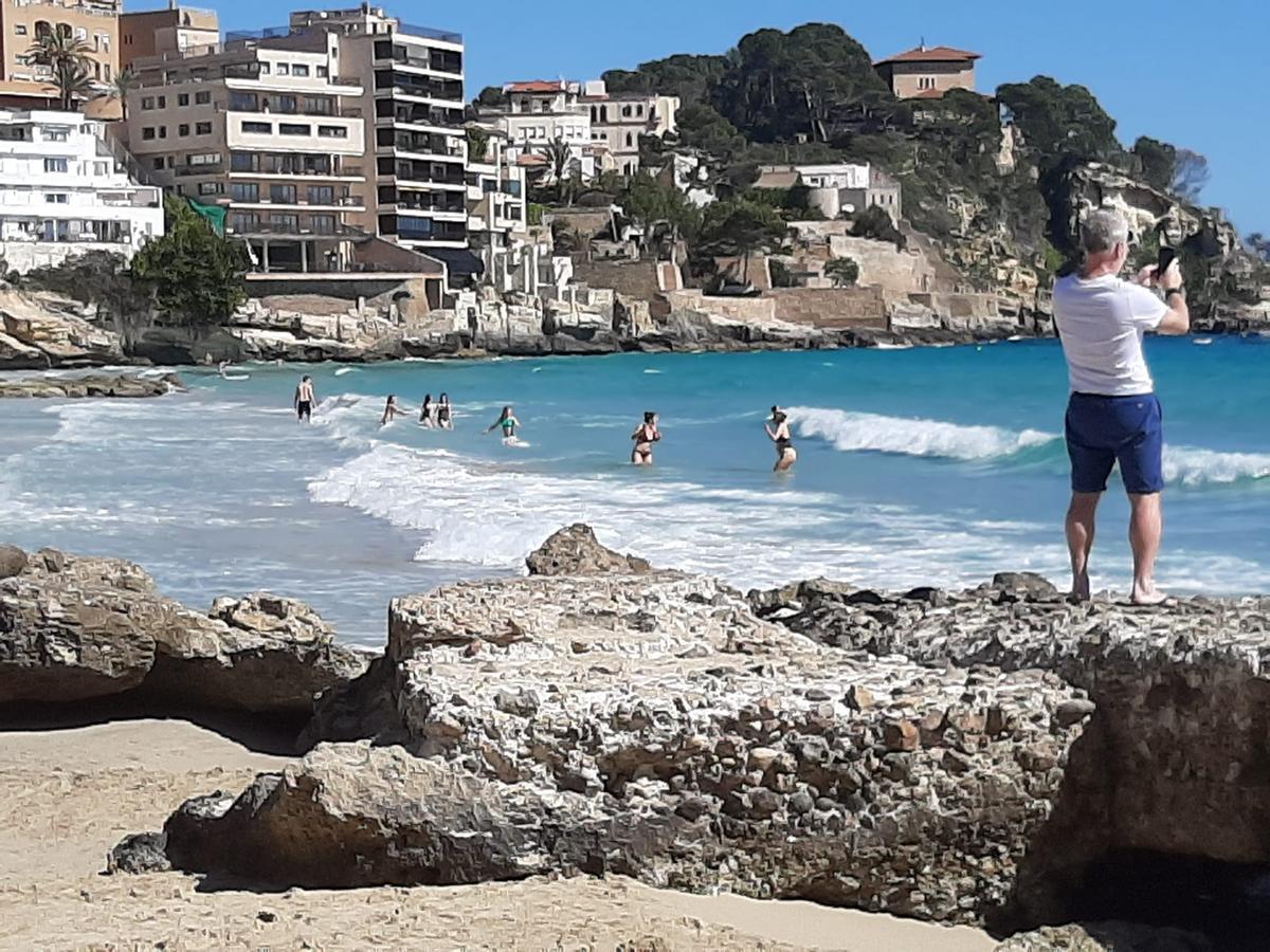 FOTOS | El buen tiempo llena Cala Major de bañistas y deja los primeros chapuzones del año en Palma FOTOS | El buen tiempo llena Cala Major de bañistas y deja los primeros chapuzones del año en Palma