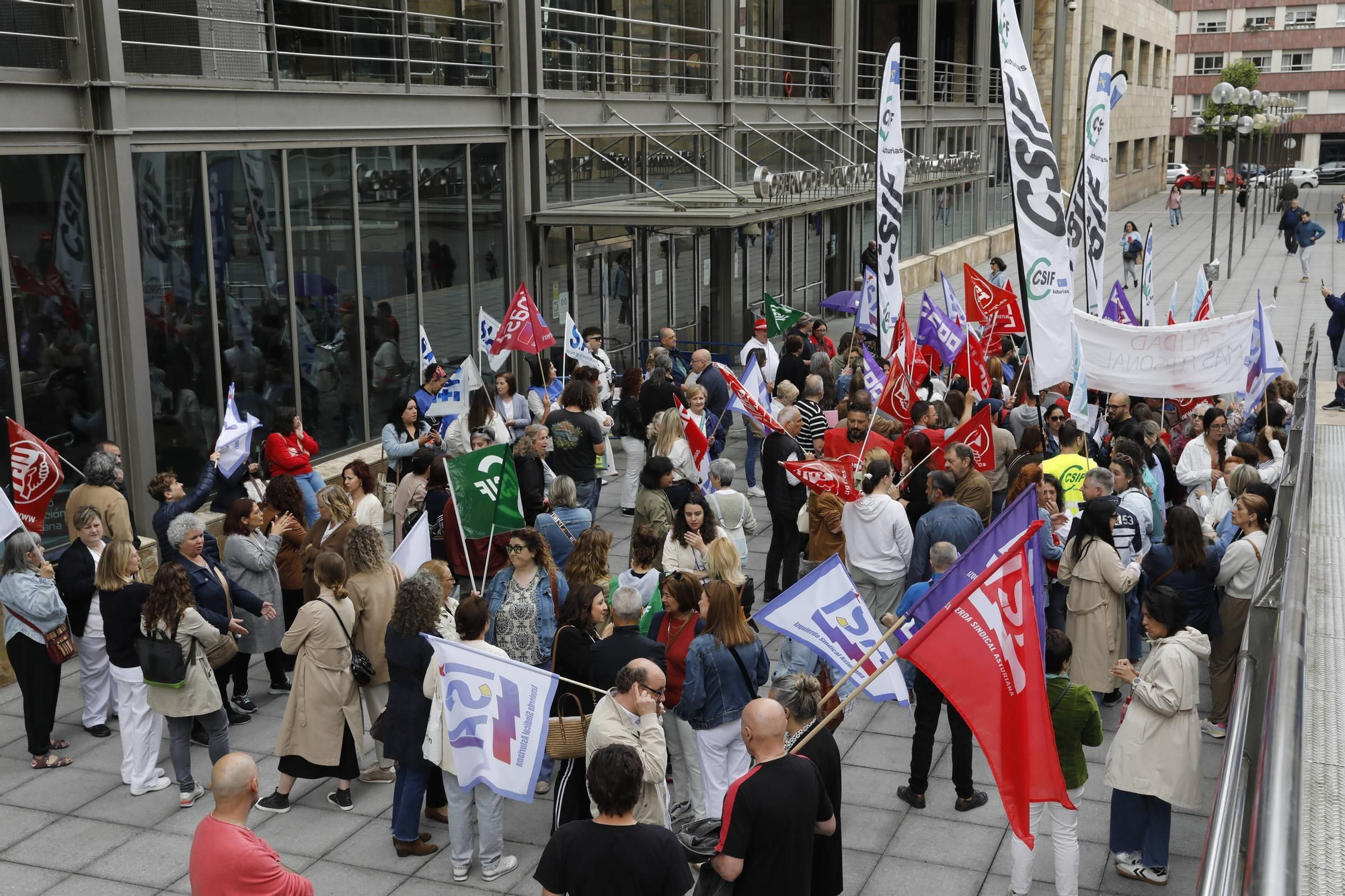Concentración de los trabajadores del ERA para reclamar la equiparación con los servicios del Sespa