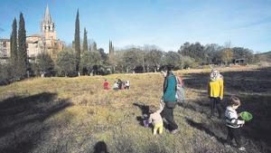 Niños recorriendo el entorno de Sant Martí Vell  en una foto de archivo