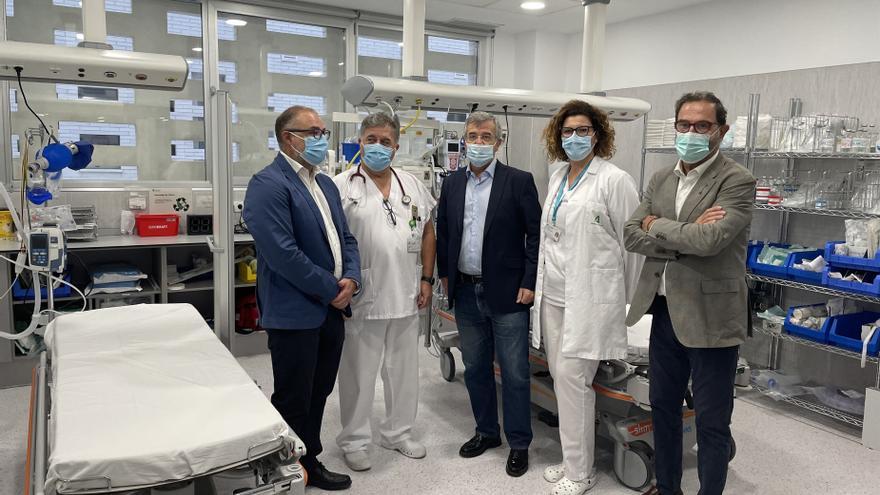 El delegado territorial de Salud y Consumo, Carlos Bautista y el director gerente del Hospital Costa del Sol y centros adscritos, Antonio Cansino, han visitado junto con el alcalde de Estepona, José María García Urbano, las Urgencias del HAR de Estepona.