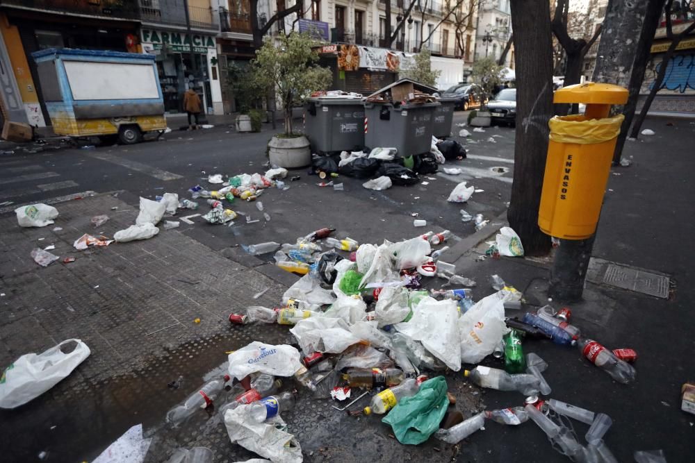 Orines y vandalismo en la Lonja tras una verbena