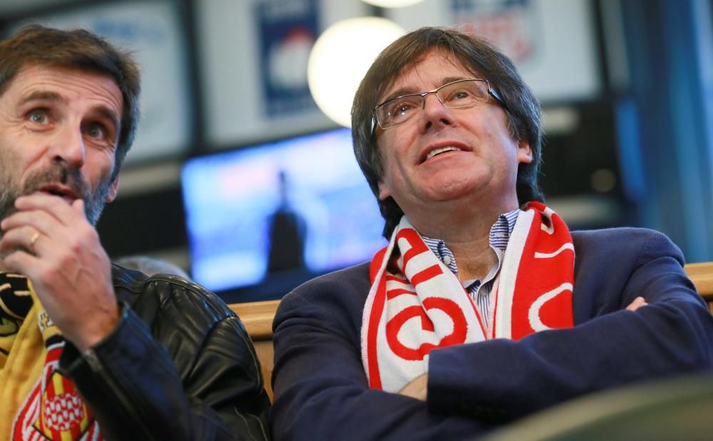 Puigdemont segueix el Girona-Getafe des d'un bar de Brussel·les