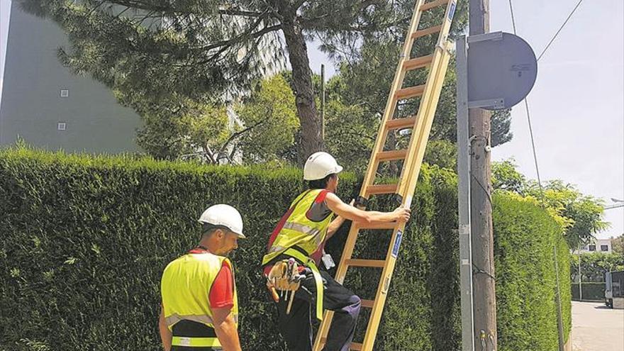 Benicàssim exige a las operadoras completar toda la red de fibra óptica