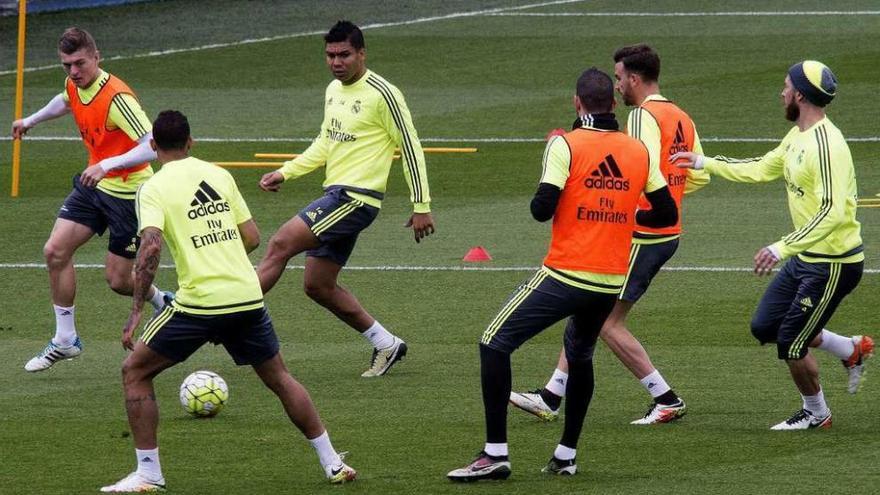 Toni Kroos y Casemiro, entre otros, durante el entrenamiento en Valdebebas.