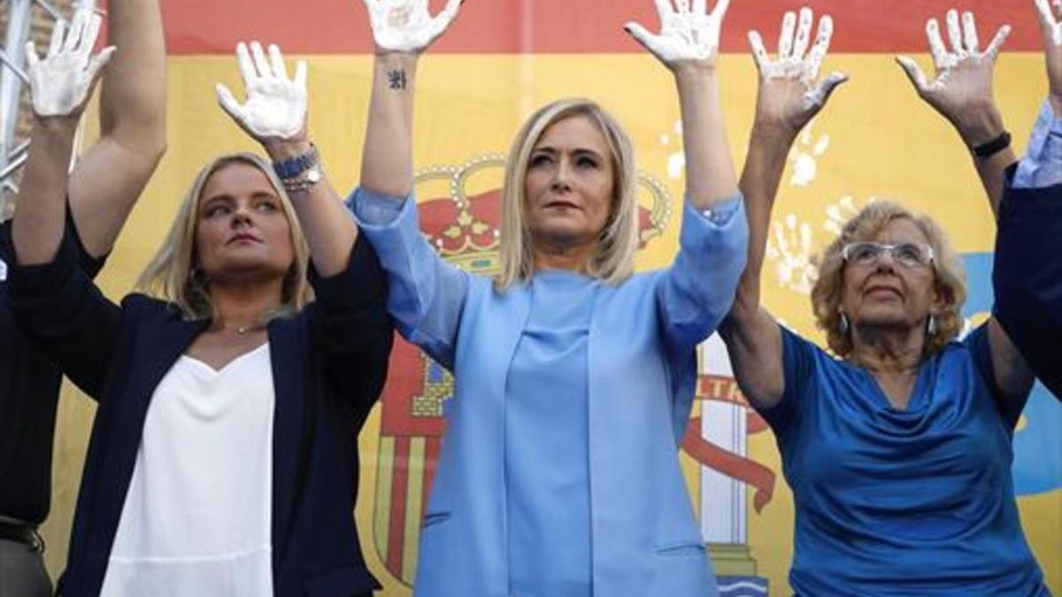 Marimar Blanco, Cristina Cifuentes y Manuela Carmena, en el acto de homenaje ante el palacio de Cibeles.
