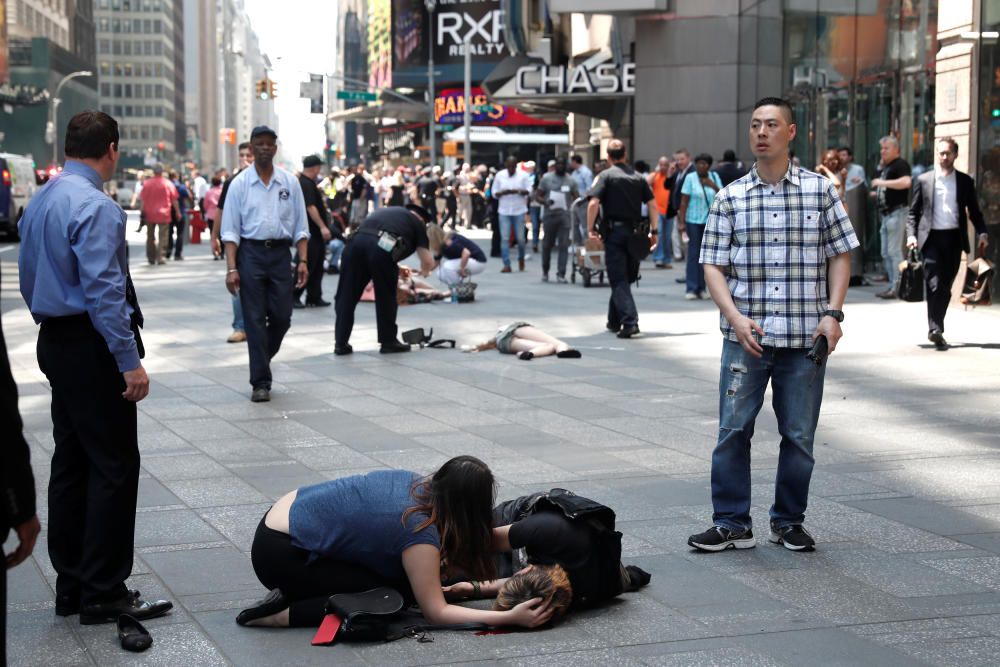 Un coche atropella a una multitud en Times Square