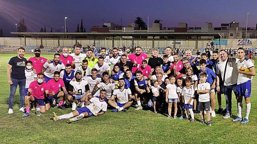 La familia del Callosa Deportiva celebra su primer triunfo del curso. | CALLOSA DP.
