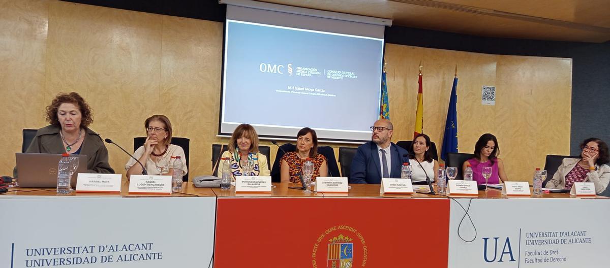 Ponentes en la mesa redonda sobre protección de datos sanitarios, este jueves en la Universidad de Alicante