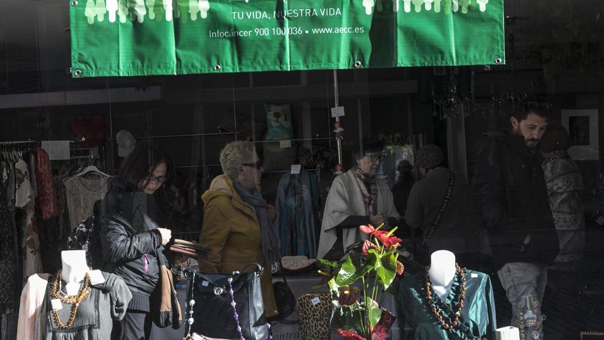 MERCADILLO SOLIDARIO DE LA ASOCIACION ESPAÑOLA CONTRA EL CANCER. AECC