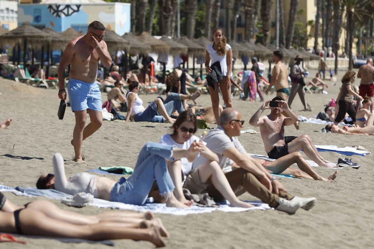 Varias personas toman el sol en la playa de la Malagueta en Málaga, este miércoles, 16 de abril de 2026.