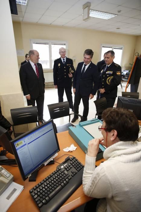 Visita del director general de la Policía, Gabino de Lorenzo y el Jefe Superior de la Policía de Asturias a la comisaría de Policía Nacional de Avilés