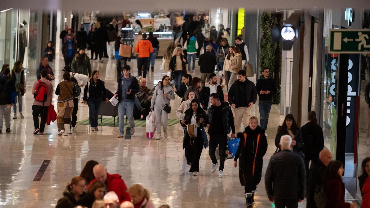 Decenas de zaragozanos comprando en Puerto Venecia en un 'Black Friday'.