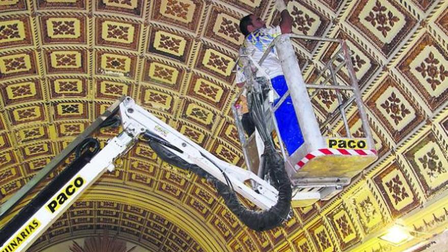 Un instante del trabajo de rehabilitación de la bóveda de la capilla del San Martín.