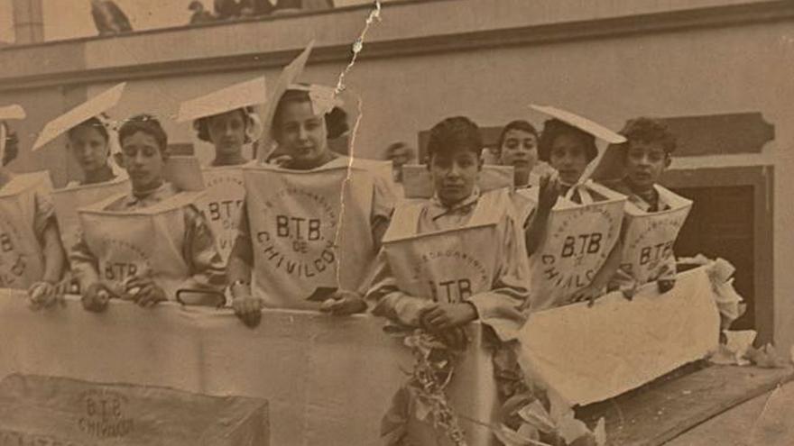 Un grupo de niños disfrazados de paquetes de mantequilla en la cabalgata de 1922