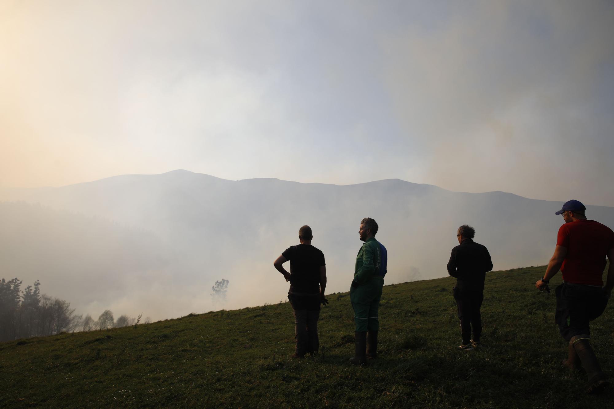 Las imágenes del preocupante incendio en Tineo