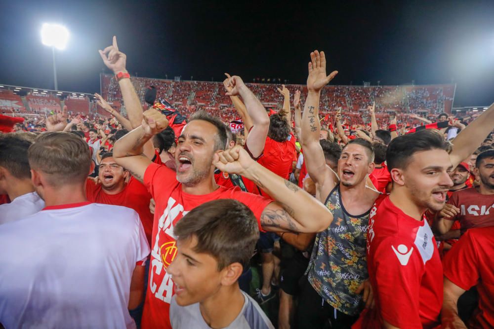 Los aficionados del Mallorca invaden el campo tras el pitido final