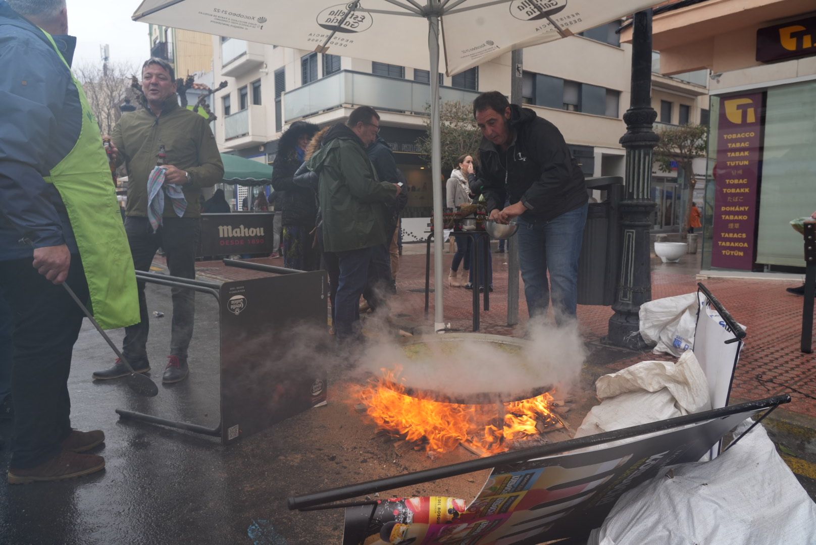 Lluvia en las paellas de Benicàssim