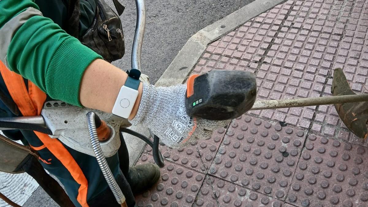 Pulsera inteligente de un trabajador del servicio de limpieza de Alcalá de Henares.