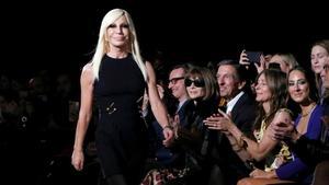 Donatella Versace camina por la pasarela después de una presentación de Versace en Nueva York