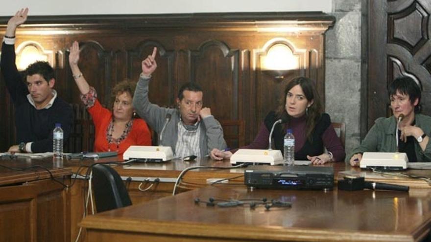 Los socialistas Aritz Arrieta, Miren Lana y Francisco García Raya votan a favor de la moción, en presencia de la alcaldesa de ANV, Inocencia Galparsoro (d.).