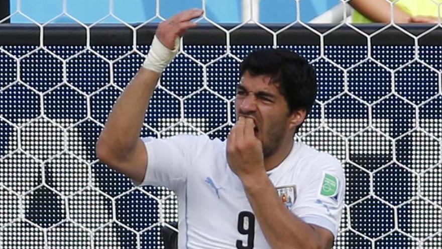 Suárez gesticula tras su mordisco a Chiellini.