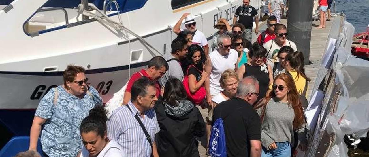 Turistas en los embarcaderos de los catamaranes. // Muñiz